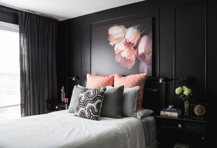 Спальня в чёрном цвете в канадском доме