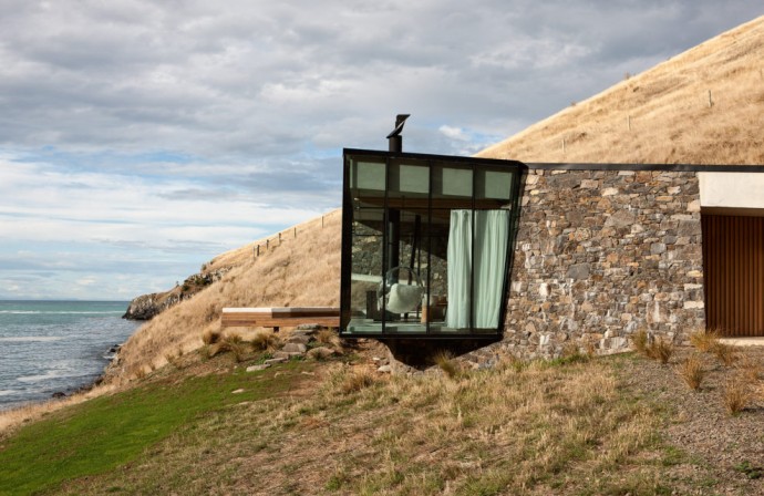 Небольшой дом со стеклянным фасадом в Новой Зеландии