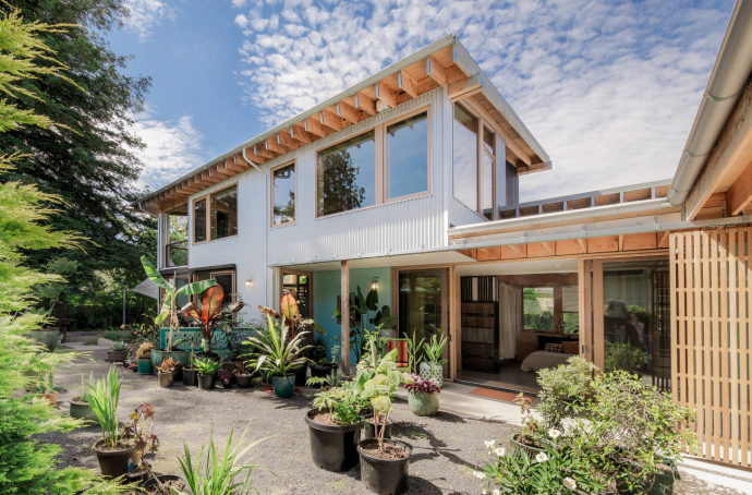 Дом из гофрированного металла, фанеры и бетона в Портленде, штат Орегон