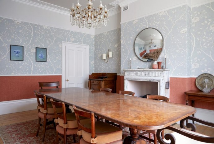 Обновленные комнаты большого старинного семейного дома в аристократическом районе Мэрилебон, Лондон