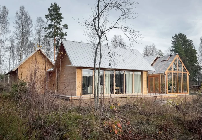 Современный дом в шведском лесу, состоящий из четырёх соединенных друг с другом зданий