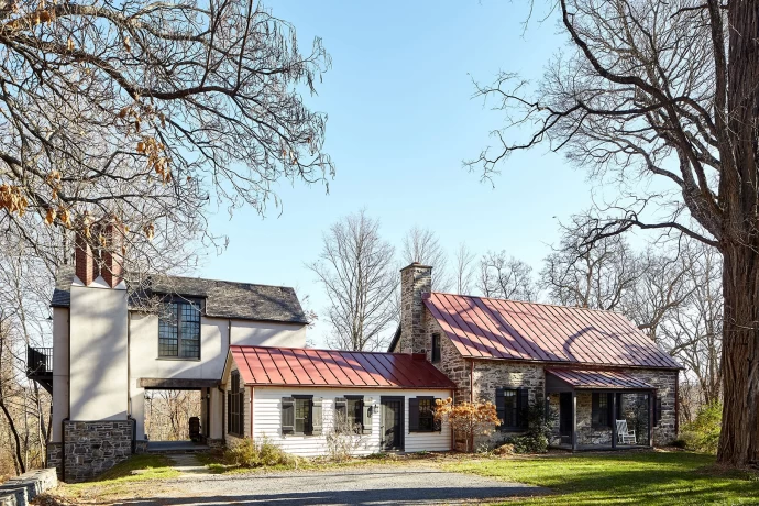 Каменный фермерский дом XVIII века и современный пристрой к нему в нью-йоркской долине Гудзона
