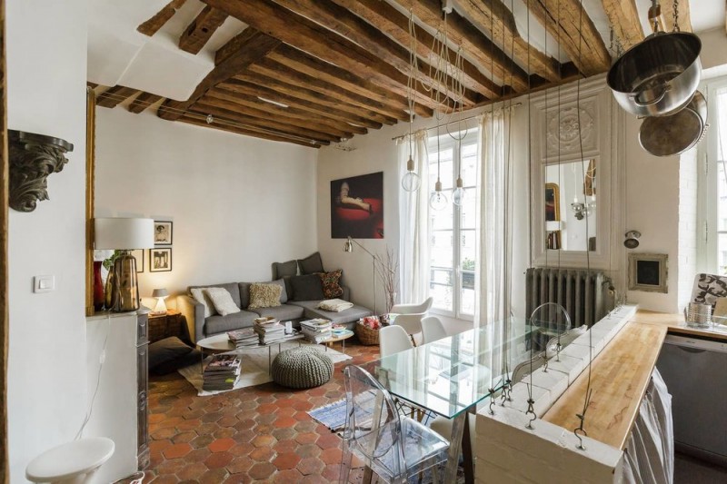 Уютная парижская квартира, наполненная старинными деталями