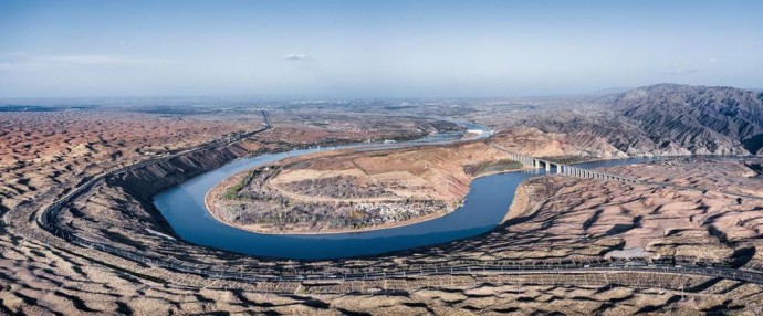 Стеклянный дом на берегу реки Хуанхэ в Китае