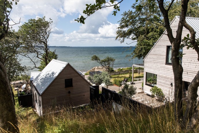 Современный деревянный дом с видом на море в Швеции