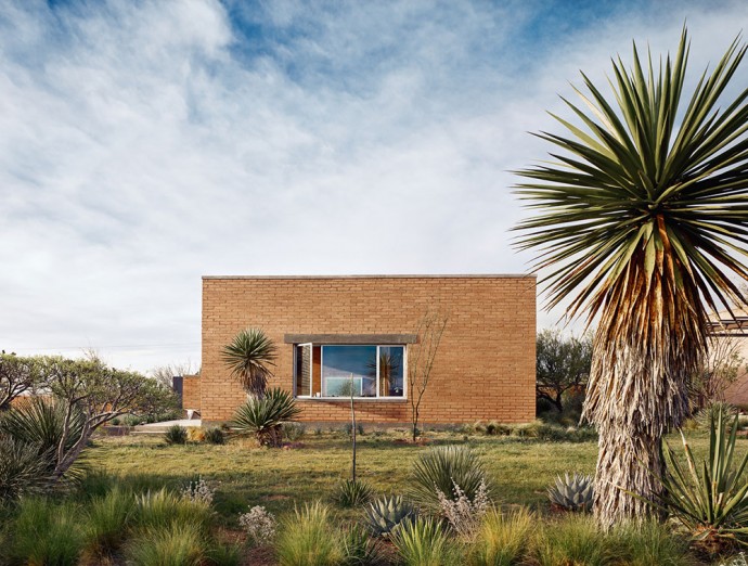 Дом в пустыне Техаса с интерьерами в индустриальном стиле