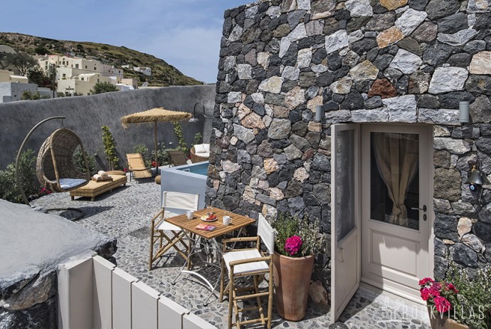 Мини-отель Rock Villas в городке Эмпорио на острове Санторини, Греция