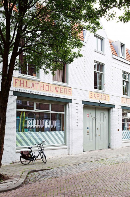 Бывший ремонтный гараж, преобразованный в жилой дом недалеко от Амстердама