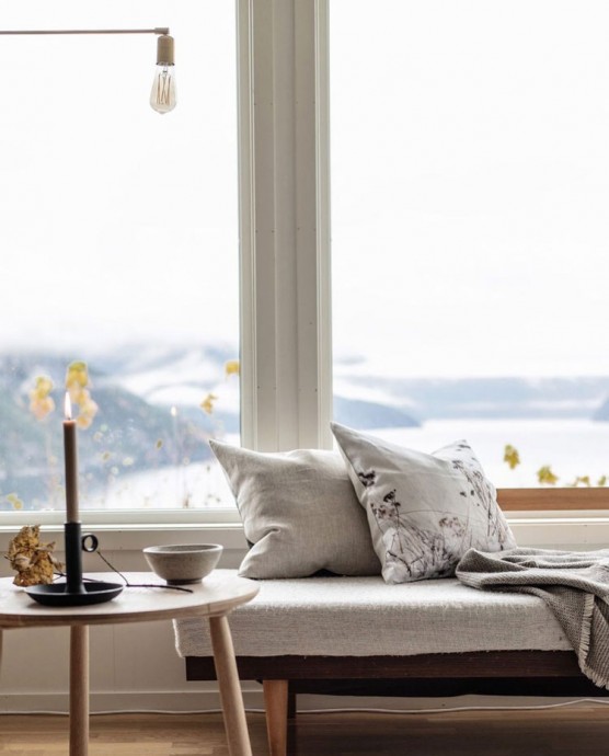 Дом на холме с видом на фьорд в Норвегии