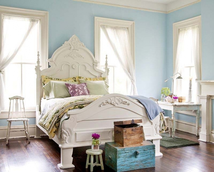 Голубой цвет в интерьере спальни