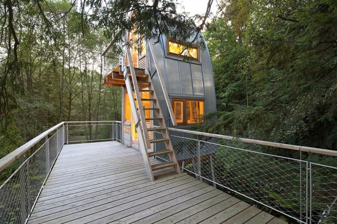 Treehouse Solling (вариация дома на дереве построена рядом с основным жилищем лесника) Treehouse Solling (вариация дома на дереве построена рядом с основным жилищем лесника)