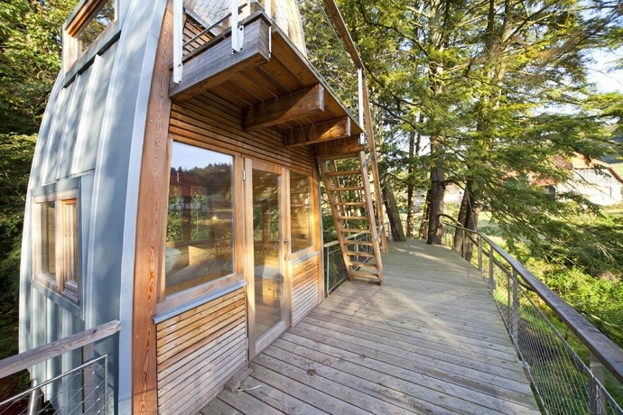 Treehouse Solling (вариация дома на дереве построена рядом с основным жилищем лесника) Treehouse Solling (вариация дома на дереве построена рядом с основным жилищем лесника)