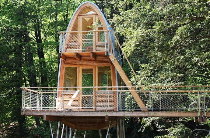 Treehouse Solling (вариация дома на дереве построена рядом с основным жилищем лесника) Treehouse Solling (вариация дома на дереве построена рядом с основным жилищем лесника)