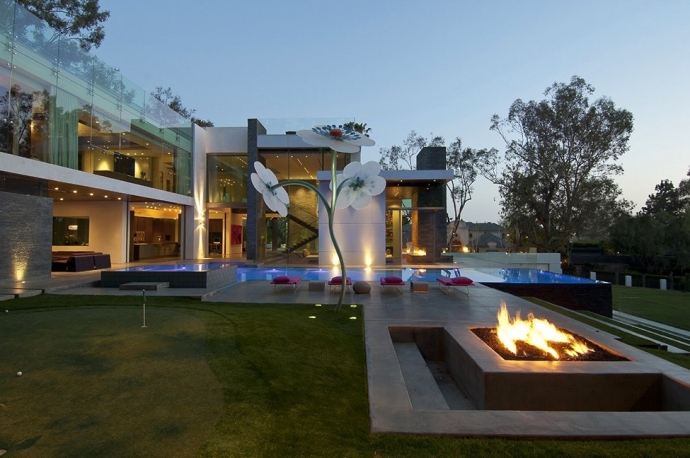Интерьер особняка в Беверли-Хиллз, штат Калифорния, США.