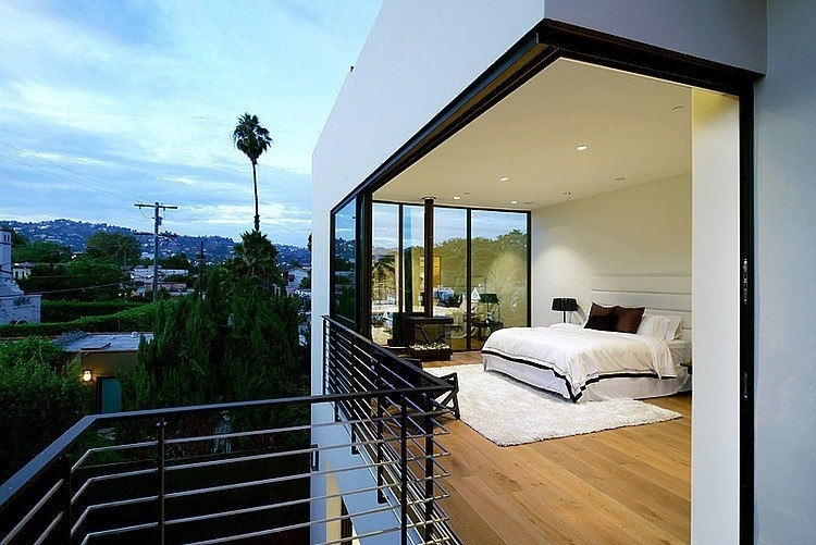 Этот современный особняк разработан Adeet Madan и расположен в Лос-Анджелесе, штат Калифорния.