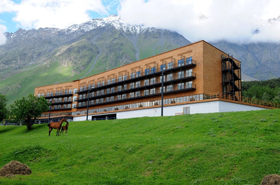 Отель Kazbegi с видом на горы в Грузии Отель Kazbegi с видом на горы в Грузии