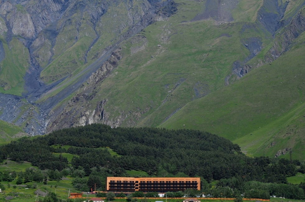 Отель Kazbegi с видом на горы в Грузии Отель Kazbegi с видом на горы в Грузии