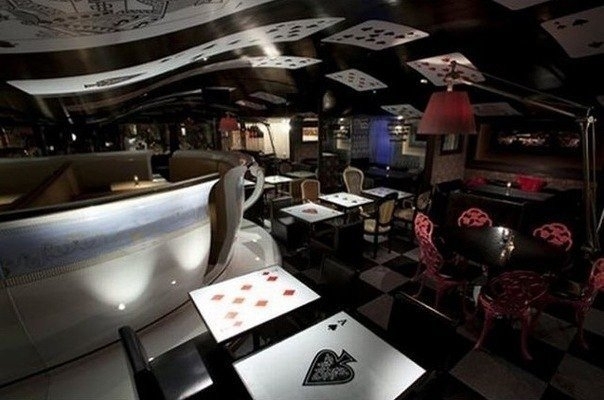 Ресторан в Токио, по мотивам знаменитой сказки «Алиса в Стране чудес»