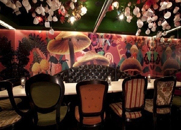 Ресторан в Токио, по мотивам знаменитой сказки «Алиса в Стране чудес»