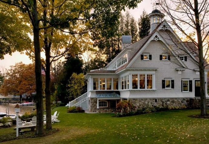 Красивый дом на берегу озера Уиннипесоки, США