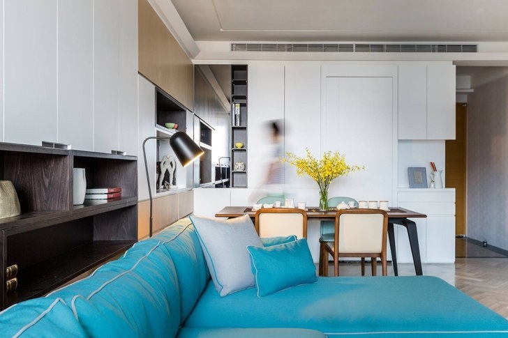 Современная квартира с голубым диваном