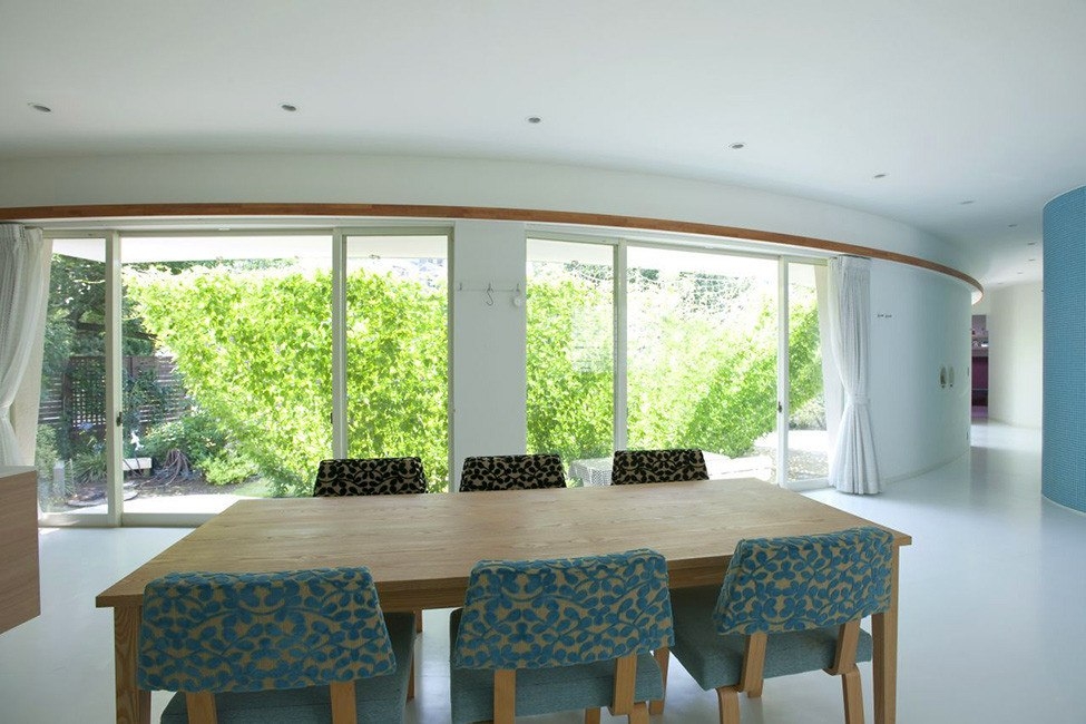 Дом с зеленым экраном из живой растительности