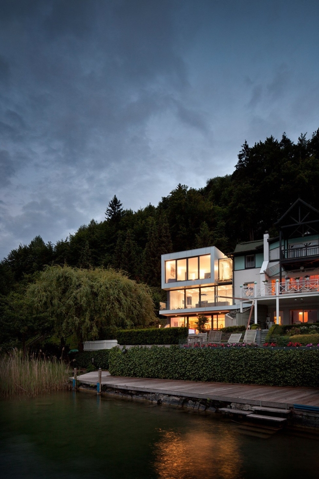 Трехэтажная пристройка к дому у озера