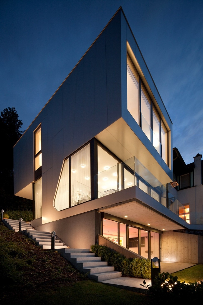 Трехэтажная пристройка к дому у озера