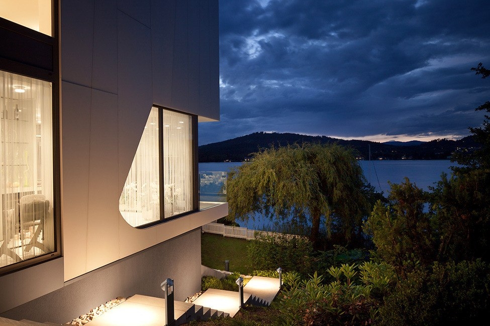 Трехэтажная пристройка к дому у озера