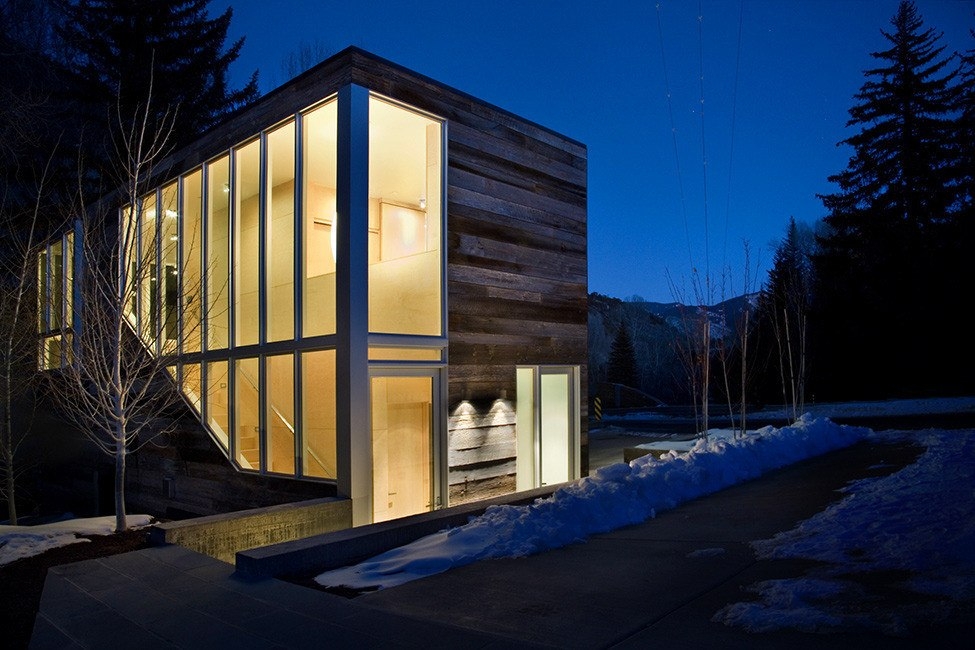 Особняк на берегу реки в штате Колорадо