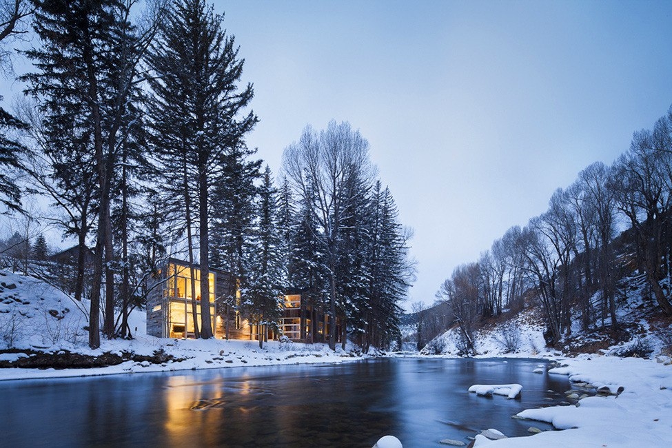 Особняк на берегу реки в штате Колорадо