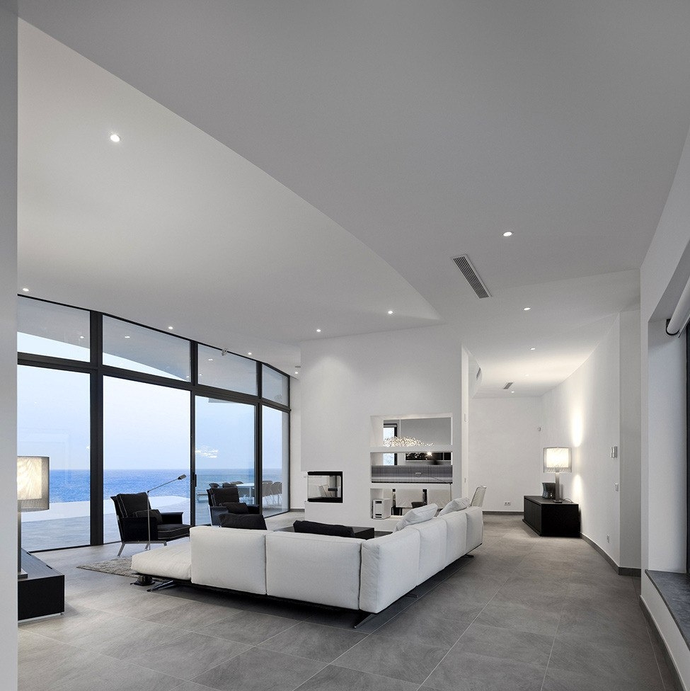 Белоснежный особняк интересной формы в Португалии