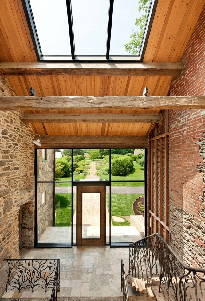 Старый каменный дом как часть современного поместья Старый каменный дом как часть современного поместья