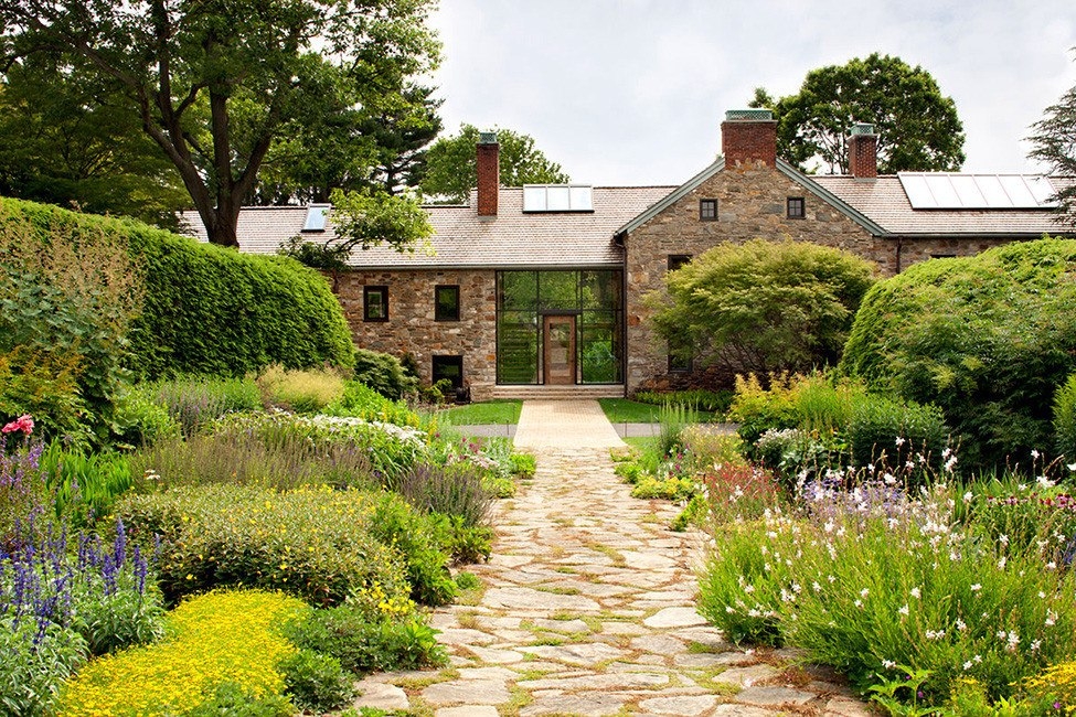 Старый каменный дом как часть современного поместья Старый каменный дом как часть современного поместья