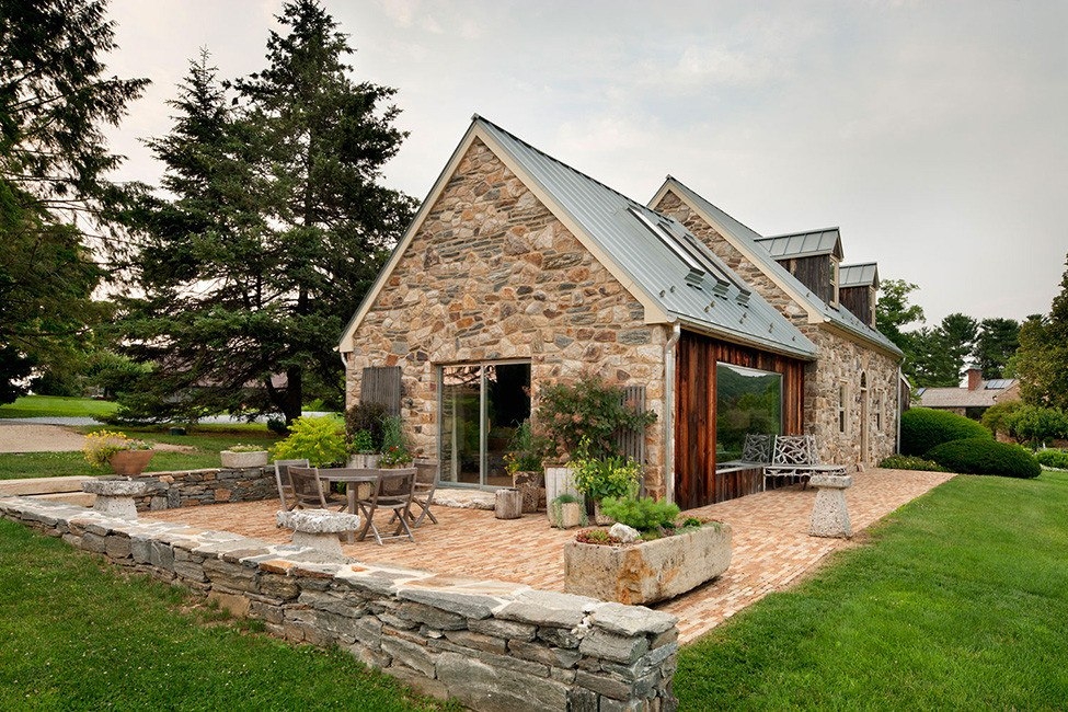 Старый каменный дом как часть современного поместья Старый каменный дом как часть современного поместья