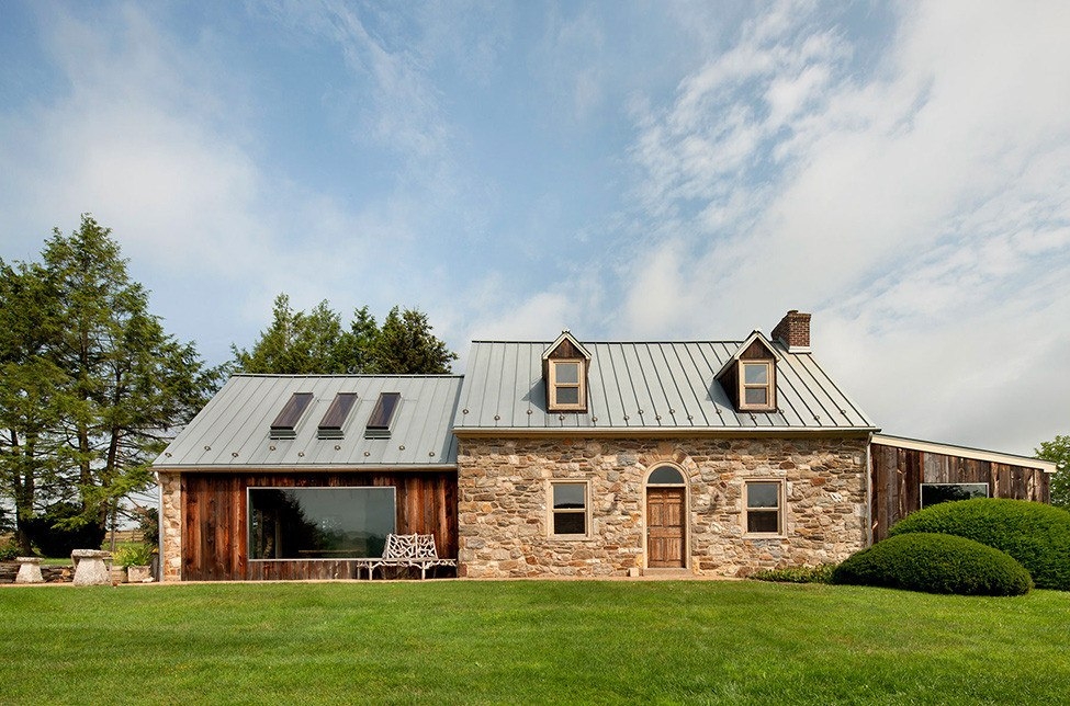 Старый каменный дом как часть современного поместья Старый каменный дом как часть современного поместья