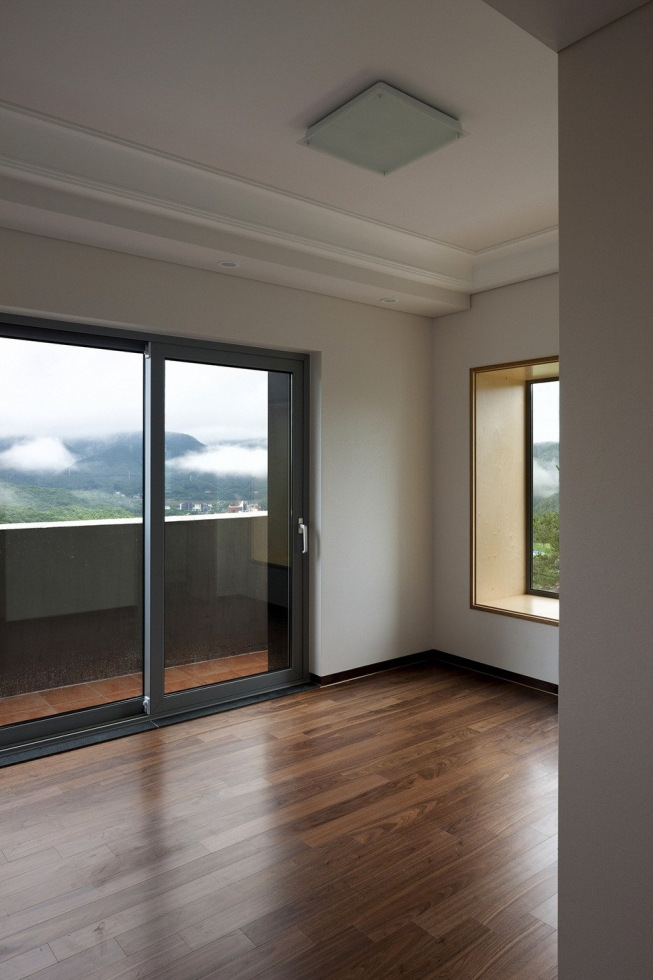 Монолитный особняк на скалистой возвышенности