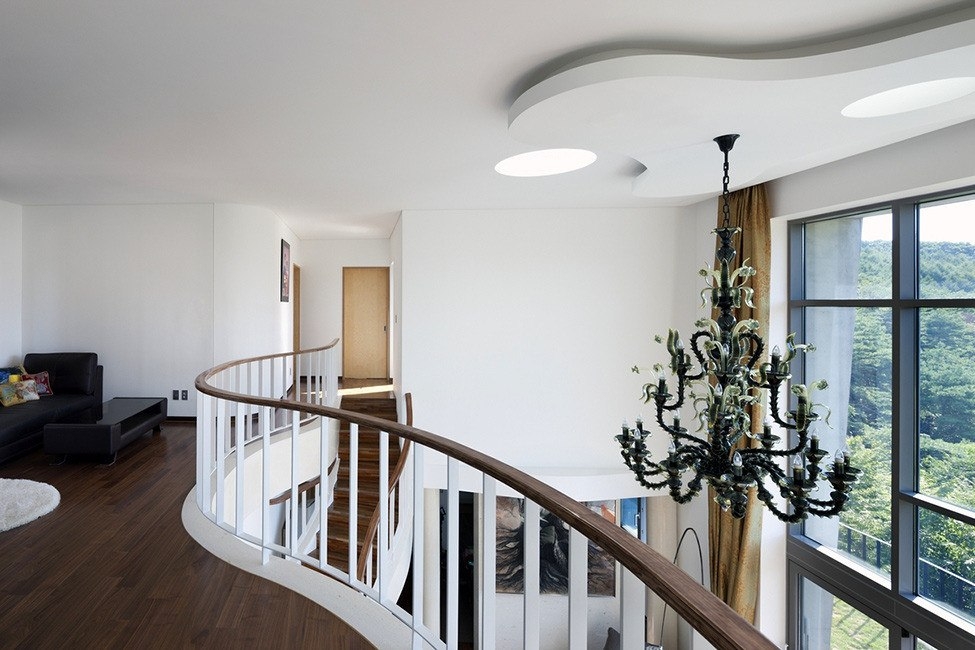 Монолитный особняк на скалистой возвышенности