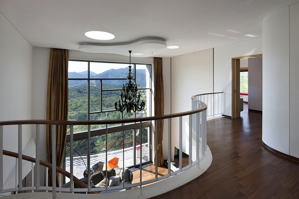 Монолитный особняк на скалистой возвышенности