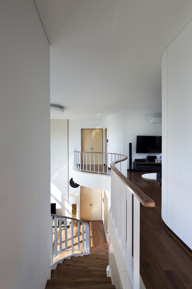 Монолитный особняк на скалистой возвышенности