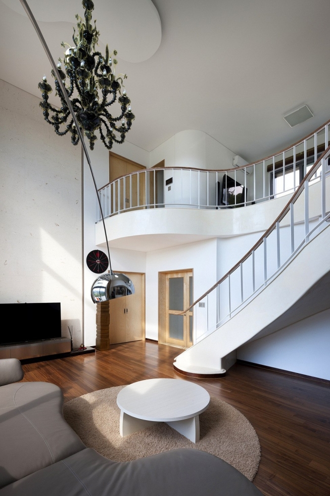 Монолитный особняк на скалистой возвышенности