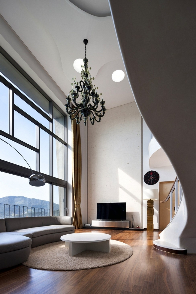 Монолитный особняк на скалистой возвышенности