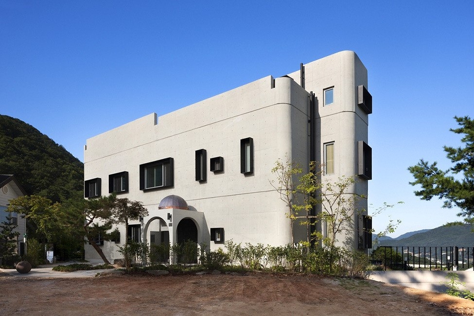 Монолитный особняк на скалистой возвышенности