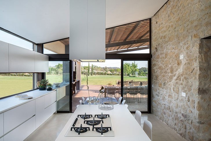 Современный интерьер в старинной оболочке в Испании Современный интерьер в старинной оболочке в Испании