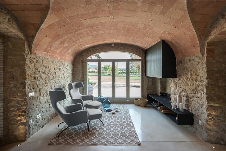 Современный интерьер в старинной оболочке в Испании Современный интерьер в старинной оболочке в Испании