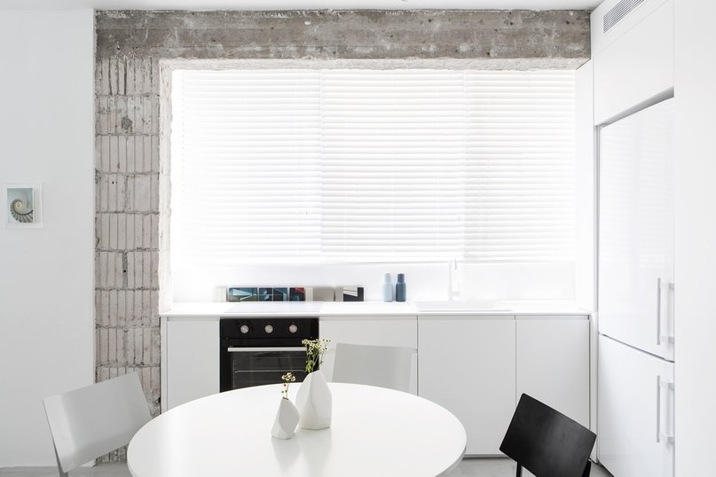 Современный минималистический дизайн интерьера квартиры с белой и серой цветовой схемой 