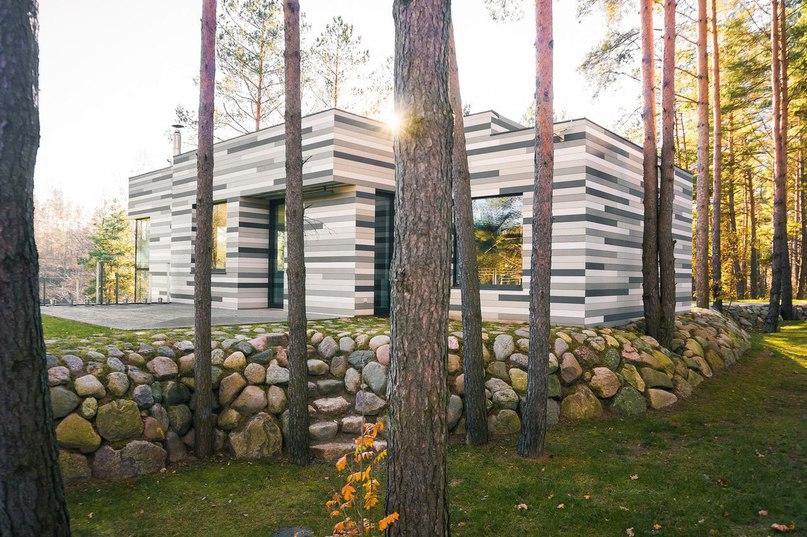 Современный особняк на берегу реки в пригороде Вильнюса