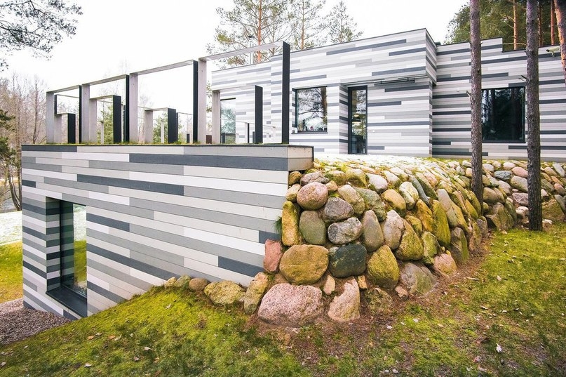 Современный особняк на берегу реки в пригороде Вильнюса