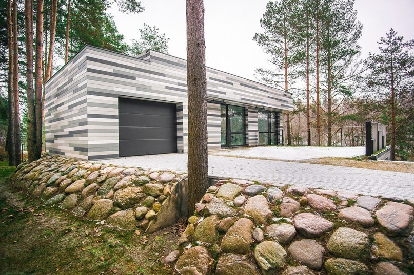 Современный особняк на берегу реки в пригороде Вильнюса