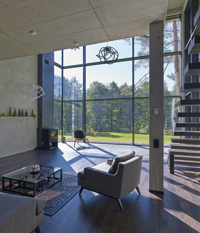 Современный особняк на берегу реки в пригороде Вильнюса